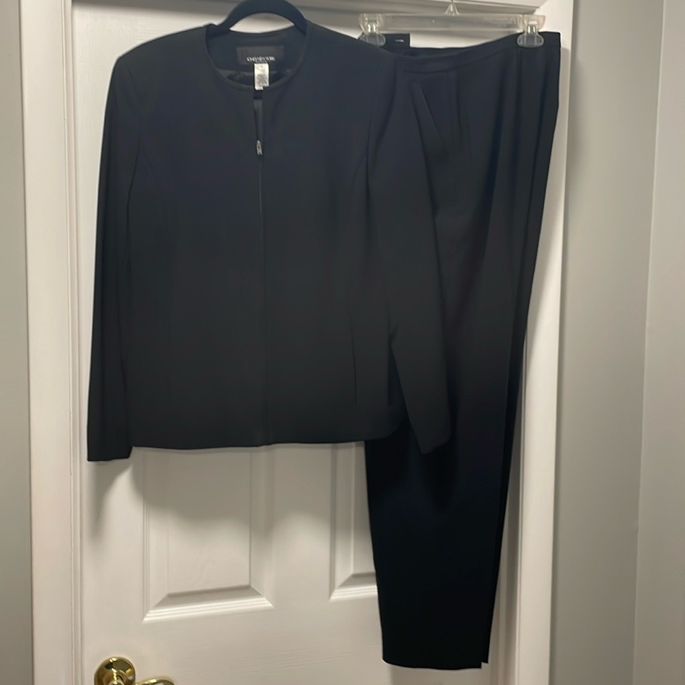 Jones New York Platinum black pantsuit size 10 EUC